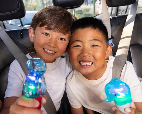Cool Things Mini Light Up Spinner Toy Wand للأطفال - أضواء وألوان الغزل - هدية ممتعة ولعب الصيف والترفيه الحفلات وغرف التوحد الحسية وجوائز الفصول الدراسية (3 أصدقاء في Safari) in Kuwait