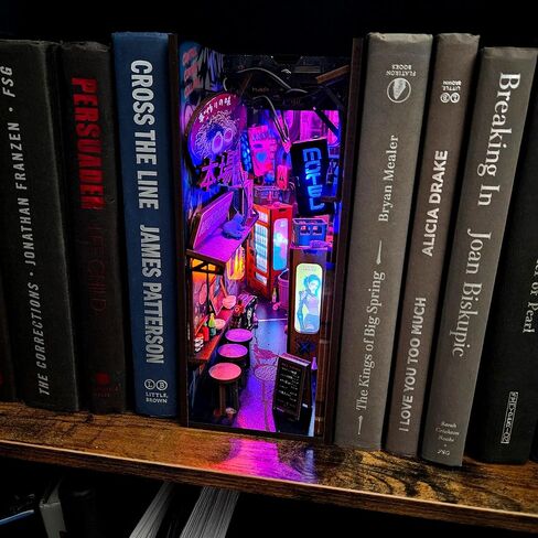 مجموعة Book Nook DIY - حالمة - مجموعة بيت الدمى المصغرة للبالغين والمراهقين، نموذج زقاق ديكور رف الكتب مع ضوء LED، هدايا للعائلة والأصدقاء in Saudi Arabia