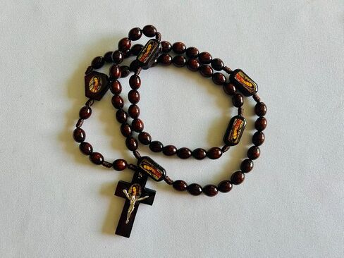 Cedula/Tarjeta Laminada: "Este Hogar es Catolico" Y Rosario de Madera Hecho a mano con la imagen de la virgen de guadalupe in Saudi Arabia