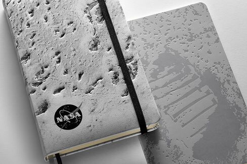 نسخة محدودة Moleskine Limited NASA "سطح القمر" المحكم ومجلة Cahier Plain Cahier ، كبيرة (5 "× 8.25") ، رمادي فاتح ، 176 صفحة in Kuwait