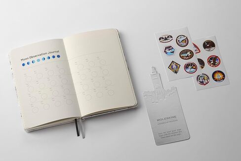 نسخة محدودة Moleskine Limited NASA "سطح القمر" المحكم ومجلة Cahier Plain Cahier ، كبيرة (5 "× 8.25") ، رمادي فاتح ، 176 صفحة in Kuwait
