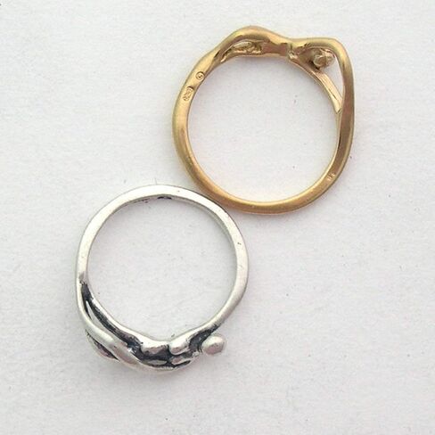 Woman/Woman Embrace Puzzle Ring in Saudi Arabia