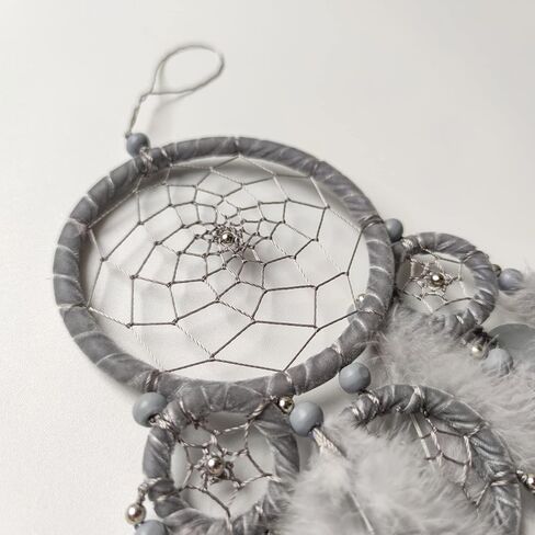صائد الأحلام الصغيرة باللون الرمادي لصائد الأحلام لغرفة النوم المصنوعة يدويًا من الريش صائد الأحلام لتزيين الحائط وحلي معلقة للمنزل in Kuwait