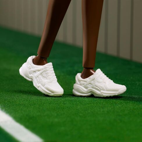 سلسلة Women Women Inspiring Barbie ، Venus Williams Fashion Doll مع موحد ومضرب التنس المميز ، وتشمل عبوات قابلة للعرض in Saudi Arabia