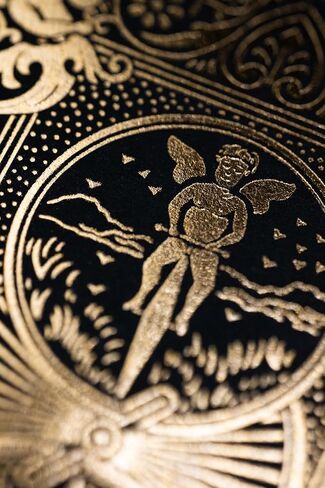 أوراق لعب Metalluxe Black and Gold Bickle -Premium Foil Metalluxe Deck - حجم البوكر الكلاسيكي ، وتصميم فاخر قابل للتحصيل ، و Great for Game Night ، و Gifting ، و Stocking Stuffer in Kuwait