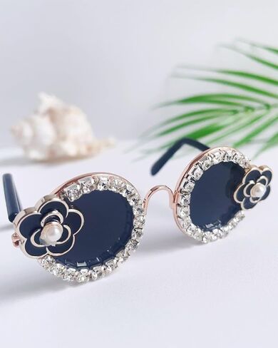 Hosiwei Camellia Diamonds Pet Sunglasses للكلاب/القطط الصغيرة والمتوسطة - نظارات أزياء لطيفة للحفلات ، عيد الهالوين ، عيد الميلاد - ملحق مضحك للملحقات للتقاط الصور (أسود ، صغير) in Kuwait