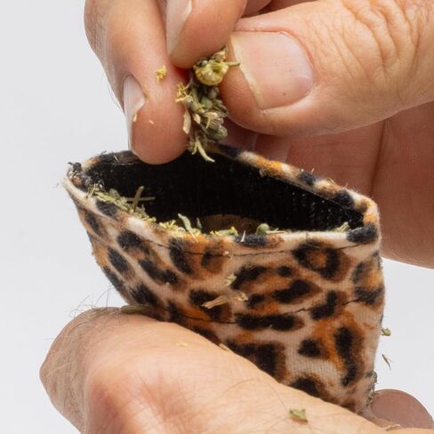 Whisker Zen Natural Catnip ومزيج البابونج للقطط ، مزيج العشبية المهدئ (كيس 4 أوقية) in Kuwait
