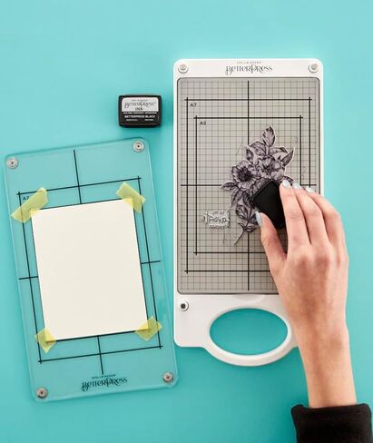 spellbinders نظام Letterpress BetterPress بما في ذلك النظام ، لوحات الصحافة الحصرية ، وسادة الحبر الصغيرة السوداء ، 15 لوحات بطاقات القطن ، المنحرة السوداء ومنشفة تنظيف الدقيق in Kuwait