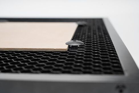 Atomstack F4N Honeycomb Laser Bed 15.7 "x15.7" لـ Laser Engraver Honeycomb Table مع صينية معدنية ، 6 بلاتين و 4 منصات متوافقة مع معظم نقاشات التبديد السريع للحرارة وحماية سطح المكتب in Kuwait