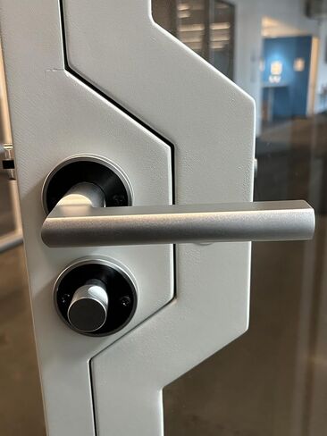 Gearonic Solo Office Sound Sound Bod Pod Privacy و Mobile Roller مع مكتب وضوء LED والمشجعين ومنافذ USB AC (أبيض) in Kuwait