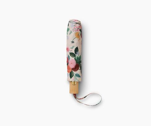 شركة RIFLE PAPER CO. مظلة، غلاف تخزين مطابق، محمول، فتح وإغلاق تلقائي، مقبض خشبي، مطبوع بالألوان الكاملة in Kuwait