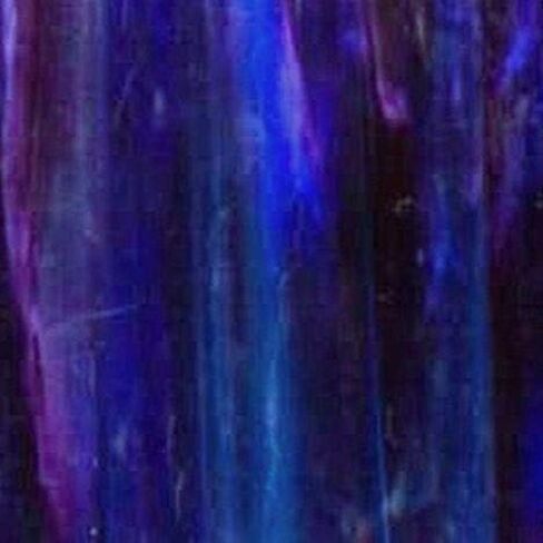ورقة زجاج ملونة Wissmach: الأزرق مع خطوط من الأرجواني والأبيض من قبل Binari Glass Studio in Saudi Arabia