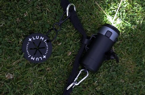 Lumi Dog Hord Bag Bag مع مصباح يدوي LED ، وملحق الكلاب الخالية من اليدين مع Carabiner Clip & Bags - مثالي للتخييم وإضاءة طريقك (أسود) in Saudi Arabia
