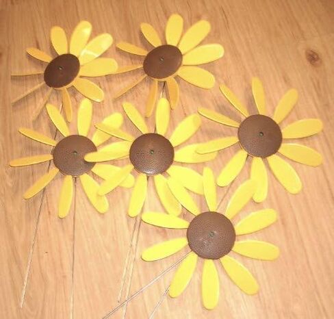 Beloit Plastics 12" Diameter Sunflowers/Daisy (6 Pack),24" Tall Pinwheel and Wind Spinner for Garden, Lawn, or Patio,Flower Vibrations May Irritate Moles - Front or Back Yard Decoration,USA Made in Saudi Arabia