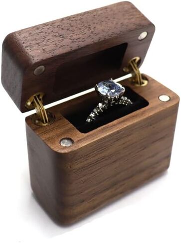 صندوق حلقي خشبي رفيع، صندوق حلقي بغطاء قلاب من الجوز لطرح اقتراح تخزين خاتم الزفاف مع قطيفة سوداء ناعمة in Kuwait