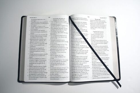Biblia Reina Valera letra súper gigante, símil piel negro / Spanish Bible Reina Valera Super Giant Print, Black Leathersoft in Saudi Arabia