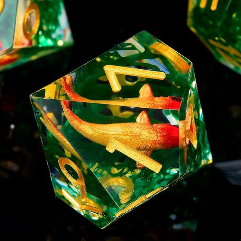 مجموعة زهر Moss و Koi Fish DND - 7pcs حادة الحافة الراتنجات متعددة السمكات الزهر ل D & D RPG - تشمل D20 ، D12 ، D10 ، D8 ، D6 ، D4 - Moss Agate Fish Design (الأزرق) in Kuwait