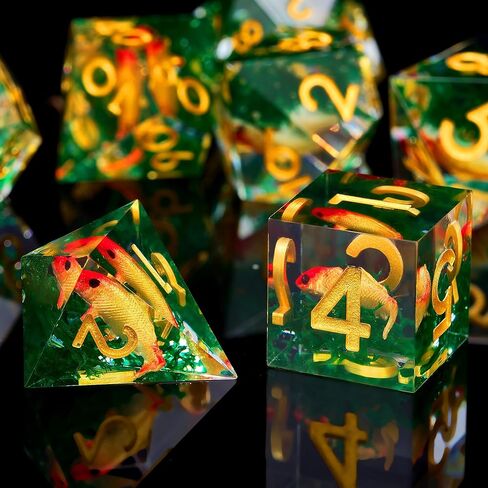 مجموعة زهر Moss و Koi Fish DND - 7pcs حادة الحافة الراتنجات متعددة السمكات الزهر ل D & D RPG - تشمل D20 ، D12 ، D10 ، D8 ، D6 ، D4 - Moss Agate Fish Design (الأزرق) in Kuwait
