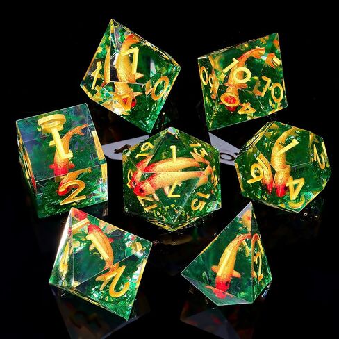 مجموعة زهر Moss و Koi Fish DND - 7pcs حادة الحافة الراتنجات متعددة السمكات الزهر ل D & D RPG - تشمل D20 ، D12 ، D10 ، D8 ، D6 ، D4 - Moss Agate Fish Design (الأزرق) in Kuwait