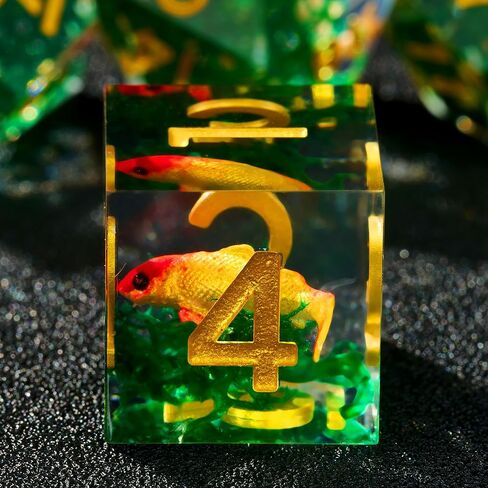 مجموعة زهر Moss و Koi Fish DND - 7pcs حادة الحافة الراتنجات متعددة السمكات الزهر ل D & D RPG - تشمل D20 ، D12 ، D10 ، D8 ، D6 ، D4 - Moss Agate Fish Design (الأزرق) in Kuwait