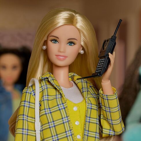 دمية Barbie Signature و Clueless Cher قابلة للتحصيل في بدلة منقوشة صفراء مع حقيبة ظهر والهاتف الخلوي وملحقات تصريح المتعلم in Saudi Arabia