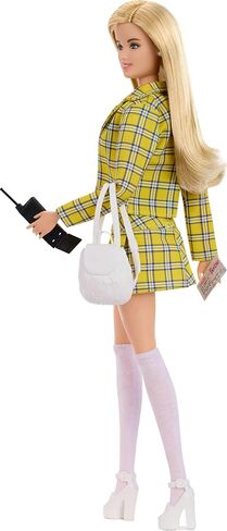 دمية Barbie Signature و Clueless Cher قابلة للتحصيل في بدلة منقوشة صفراء مع حقيبة ظهر والهاتف الخلوي وملحقات تصريح المتعلم in Saudi Arabia