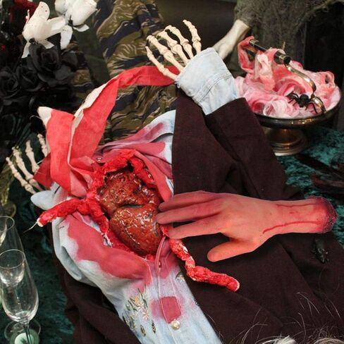 Scary Halloween Bloody Props Dead Body Parts Fake Arm Severed Hands Broken for Haunted House Halloween Vampire Zombie Party Decorations Supplies (Broken hands + feet + fingers) in Kuwait