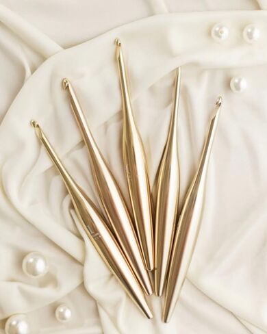 Furls Crochet Hook, Raspberry Streamline Metal, Ergonomic Handle Crochet Hooks 7" (Polished, (G+) 4.50MM in Saudi Arabia