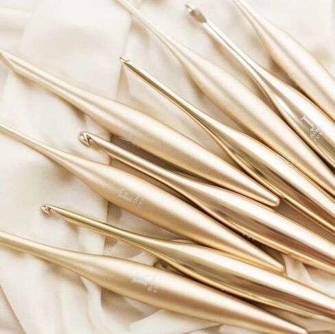 Furls Crochet Hook, Raspberry Streamline Metal, Ergonomic Handle Crochet Hooks 7" (Polished, (G+) 4.50MM in Saudi Arabia