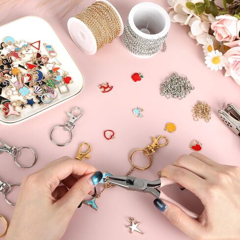 224 PCS Lip Gloss Charm Charm Cynchain Set ، مجموعة مفاتيح محلية الصنع ، سحر لمعان الشفاه 100 ، 20 سلسلة مفاتيح ، واحدة من المجوهرات ، 1 Puncher ، سلسلة لفات 16.5 قدم ، 100 حلقات قفز ، للحصول على هدايا المجوهرات الحرفية in Kuwait