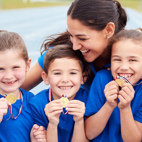 24 قطعة من ميداليات جوائز البلاستيك الذهبية للأطفال من كايدو، 1.38 بوصة in Kuwait