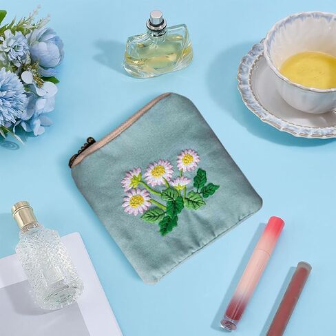 Webeedy 2 مجموعات DIY تطريز زهرة MINI Wallet Kit للمبتدئين البالغين ، مجموعة محفظة خياطة طقم تشمل الإبر مواضيع تطريز ، مستلزمات الإبرة ديكور عيد الميلاد ، 6.5 × 7.6 بوصة in Kuwait