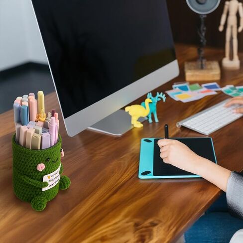 Skydue Crocheted Pen & Pencil Holder مع بطاقة ملهمة - منظم مكتب مصنوع يدويًا للمكتب والمدرسة والمنزل - كوب ديكور مكتب وظيفي in Saudi Arabia