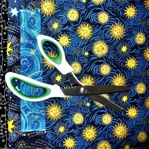 9 Inch Zig Zag Craft Scissors Decorative Edge, Pinking Shears Scissors for Fabric Cutting, Professional Dressmaking Sharp Fabric Sewing Scissors, Comfort Grips Scrapbook Scissors (White+Green) in Kuwait