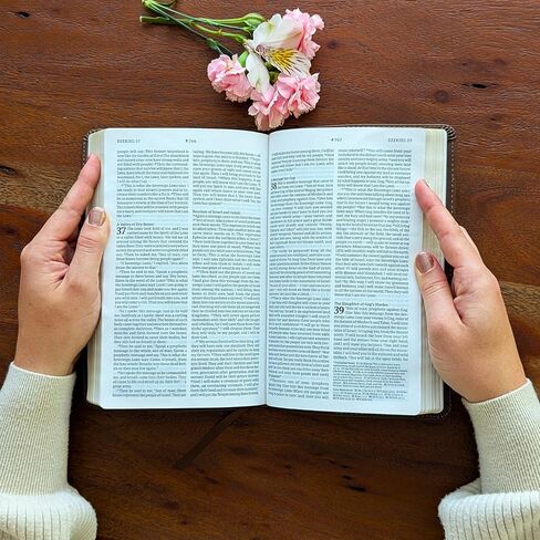شخصية NLT Thinline الكتاب المقدس | ترجمة حي جديدة | اسم محفور مخصص | مرجع الكتاب المقدس | هدية مسيحية للرجال والنساء in Saudi Arabia