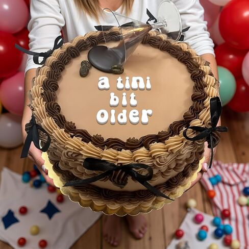 Tini Tini أقدم من الكعكة - زخرفة كعكة أكريليك مضحكة لحفلة عيد ميلاد إسبرسو مارتيني ، موضوع كوكتيل عيد ميلاد الـ 30 للنساء (أبيض) in Kuwait