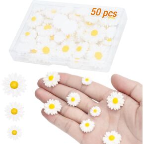 Daisy Flowers Craft Kit ، 50 PCS Resin Daisies في 3 أحجام مع صندوق التخزين ، وتزيين الأزهار المسطحة للازدادات DIY ، ديكور حفل زفاف المنزل ، الديكور الآمن للطعام in Kuwait