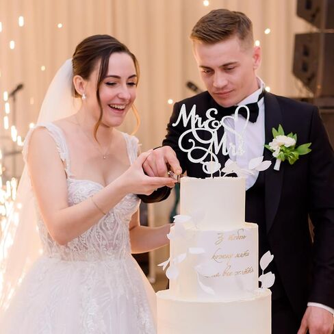 Mr & Mrs Cake Topper Bride and Groom Sign Toppers Silver Glitter Love Cake Decorations for Wedding Engaged Anniversary Letter Cupcake Topper Theme Party Supplies in Saudi Arabia