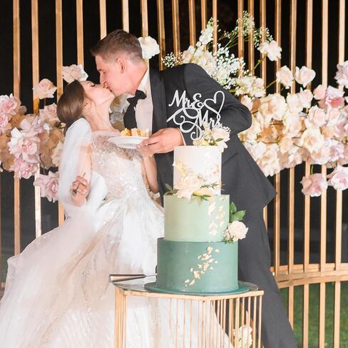Mr & Mrs Cake Topper Bride and Groom Sign Toppers Silver Glitter Love Cake Decorations for Wedding Engaged Anniversary Letter Cupcake Topper Theme Party Supplies in Saudi Arabia