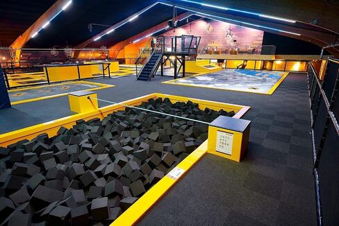 Foamrush 4 "× 4" × 4 "حزمة من 10 (الفحم) من تنجيد الكتل/مكعبات الحفرة لحدائق التزلج ، وشركات الجمباز ، وساحات الترامبولين in Kuwait
