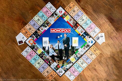 Monopoly: لعبة لوحة المكاتب ، التي تضم أفضل مدرب في العالم ، جائزة Dundee ، صندوق Paper & More ، شراء ، بيع ، مواقع تجارية Scranton من الاستقبال إلى قاعة المؤتمرات ، مرخصة رسميًا in Saudi Arabia