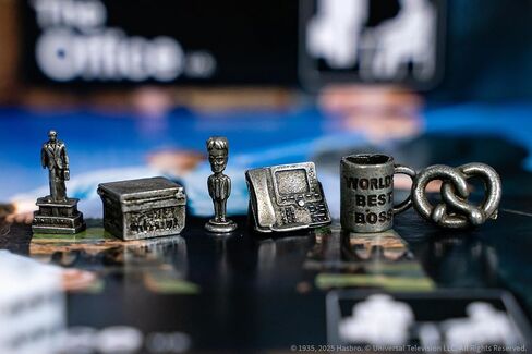 Monopoly: لعبة لوحة المكاتب ، التي تضم أفضل مدرب في العالم ، جائزة Dundee ، صندوق Paper & More ، شراء ، بيع ، مواقع تجارية Scranton من الاستقبال إلى قاعة المؤتمرات ، مرخصة رسميًا in Saudi Arabia