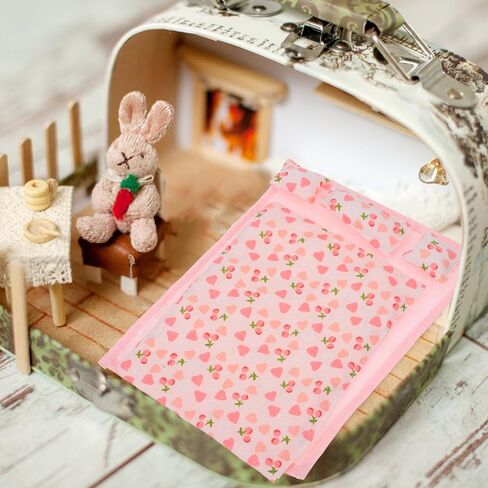 Pink Dollhouse Bedding Set, 1:12 Scale Miniature Bedroom Accessories, Includes 1 Bed Sheet, 1 Quilt, 3 Pillows, for Dollhouse Decor and Role-Playing in Saudi Arabia