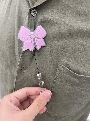 2 حزمة Pink & White Bow Bowge Cenly قابلة للسحب بكرات شارة ممرضة مع التمساح حامل بطاقة هوية مقطع بطاقة شارة العامل المكتبي ملحقات بطاقة هوية لطيفة لطالب المعلم الطبيب in Kuwait
