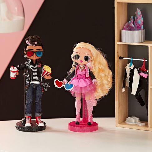 مضحك جداً. مفاجأة! OMG Movie Magic Fashion Dolls 2 -Pack Tough Tough و Pink Chick مع 25 مفاجأة بما في ذلك 4 مظهر من الأزياء ، ونظارات ثلاثية الأبعاد ، وملحقات ، ومسلسلات قابلة لإعادة الاستخدام - هدية رائعة للأعمار 4+ in Saudi Arabia