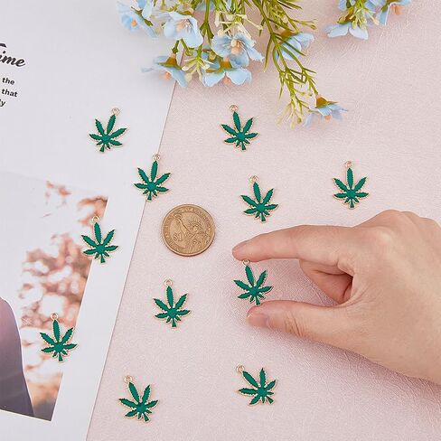 Superfindings 30pcs سبيكة القيقب السحر قلادة السحر الأوراق الخضراء مينا أوراق السحر مع الظهر الظهر الظهر المعلقات ورقة ورقة لورات المجوهر in Kuwait