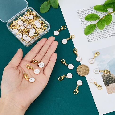 Superfindings 52pcs 26 أنماط مقطع على سحر 26 خطاب السوستة يسحب أحرف الأحرف الأوليات من A إلى Z سحر الأبجدية مع جراد البحر المشبك الأسود/الأبيض لزخارف محفظة مفاتيح حجارة الظهر in Kuwait