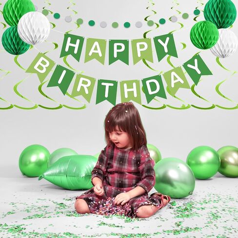 زخارف عيد ميلاد كرة القدم ، لافتة عيد ميلاد سعيد مع كرات العسل ، إكليل دائرة ما قبل الشوط in Saudi Arabia