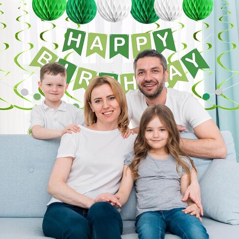 زخارف عيد ميلاد كرة القدم ، لافتة عيد ميلاد سعيد مع كرات العسل ، إكليل دائرة ما قبل الشوط in Saudi Arabia