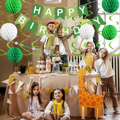 زخارف عيد ميلاد كرة القدم ، لافتة عيد ميلاد سعيد مع كرات العسل ، إكليل دائرة ما قبل الشوط in Saudi Arabia